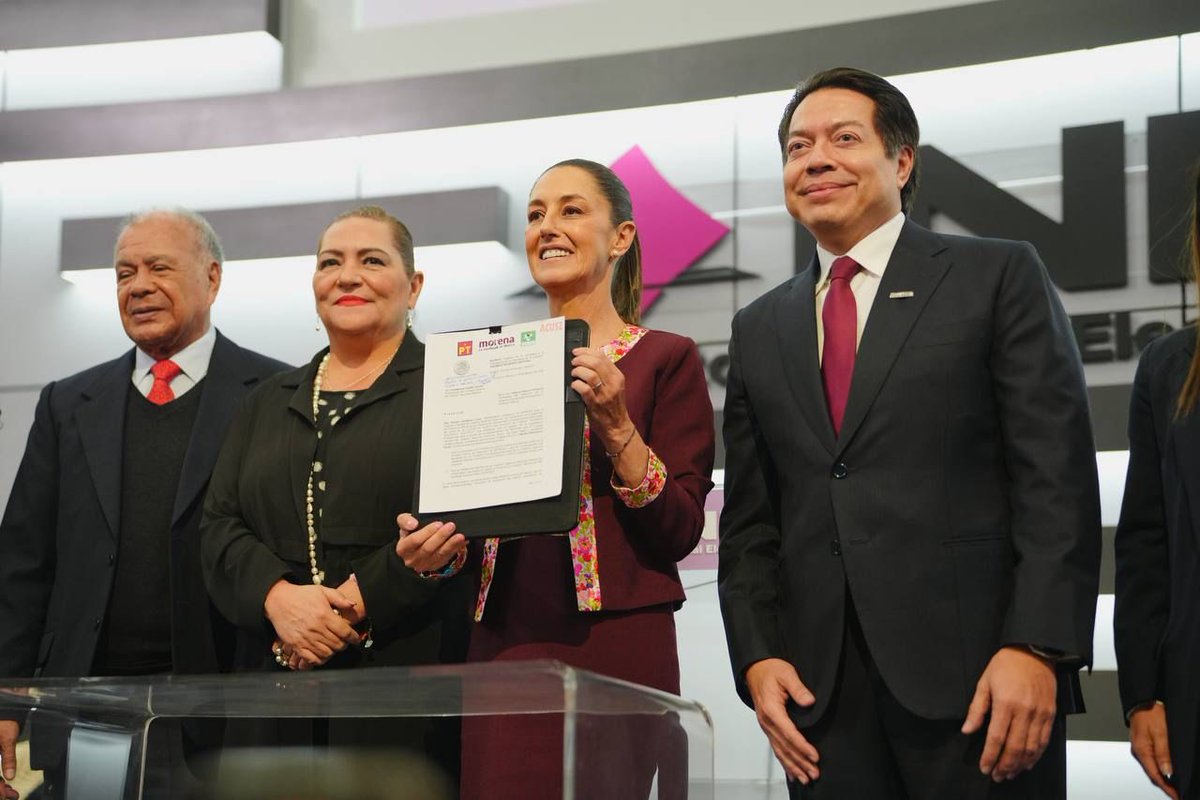 mario_delgado's tweet photo. Para mí es un gran honor poder acompañar a la Dra. @Claudiashein en su registro como candidata a la Presidencia de la República. 

La continuidad de la #CuartaTransformación de México tiene rostro de mujer transformadora. 

No estás sola en este camino, querida doctora, todo #Morena y el pueblo de México estamos contigo.

#SigamosHaciendoHistoria #ClaudiaPresidenta