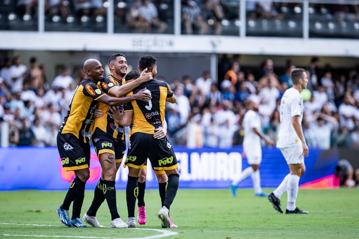 Fim da primeira etapa e o Novorizontino vai ganhando de 2 a 0 contra o Santos 

➡️ Acompanhe o tempo real: glo.bo/3SM5jDy

📷Abner Dourado/AGIF