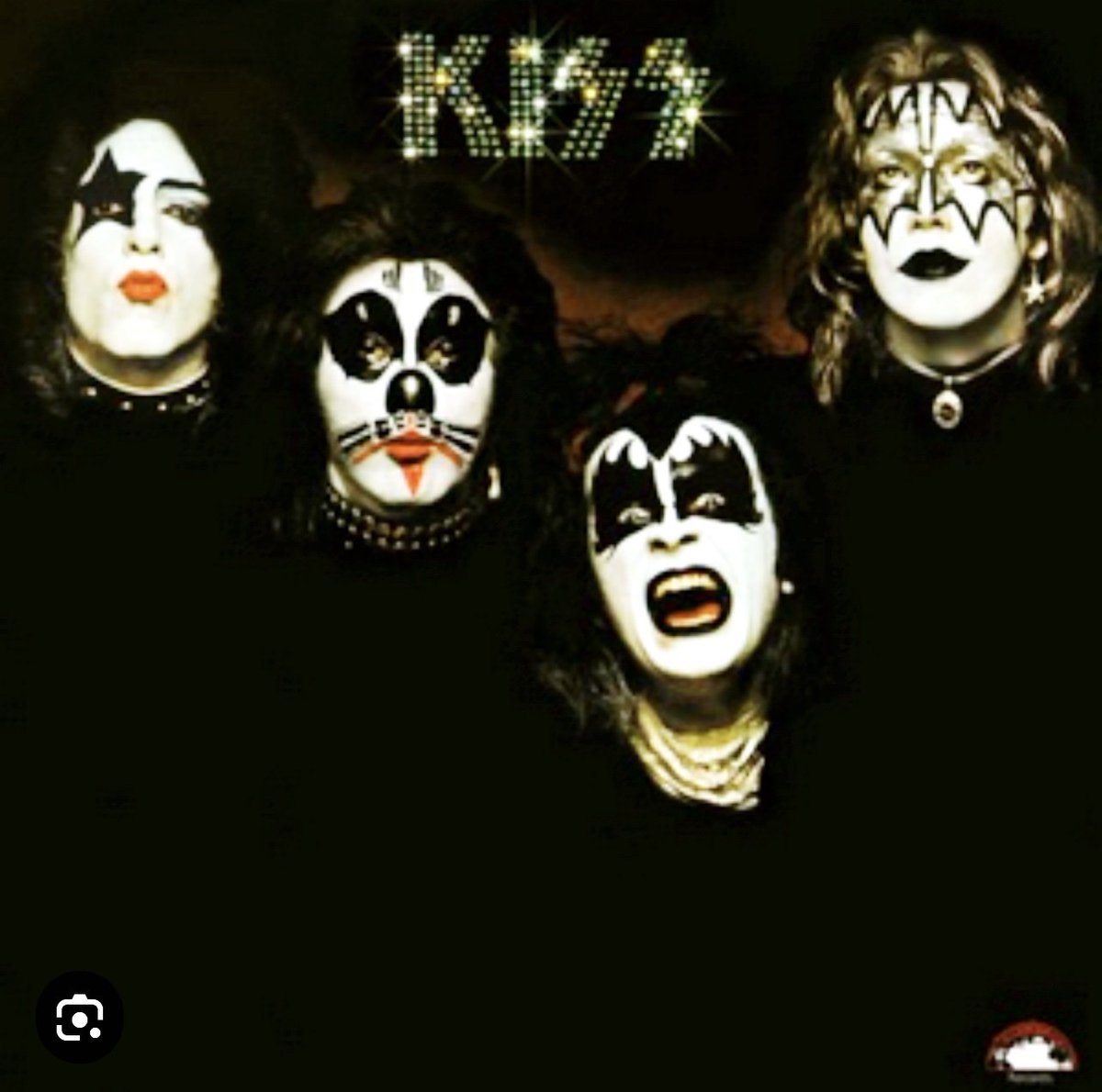 '¡HACE CINCUENTA AÑOS! Un día como hoy lanzamos nuestro primer álbum. Cuatro personas, un sueño. Así es como empezó. Aquí es donde todo empezó'. Paul Stanley.