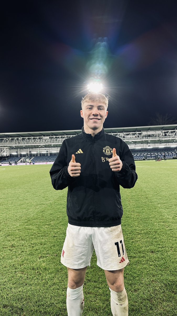 ManUtd's tweet photo. 👍 Thumbs up from a man in form 👍

#MUFC || #PL https://t.co/7wApO6s1uc
