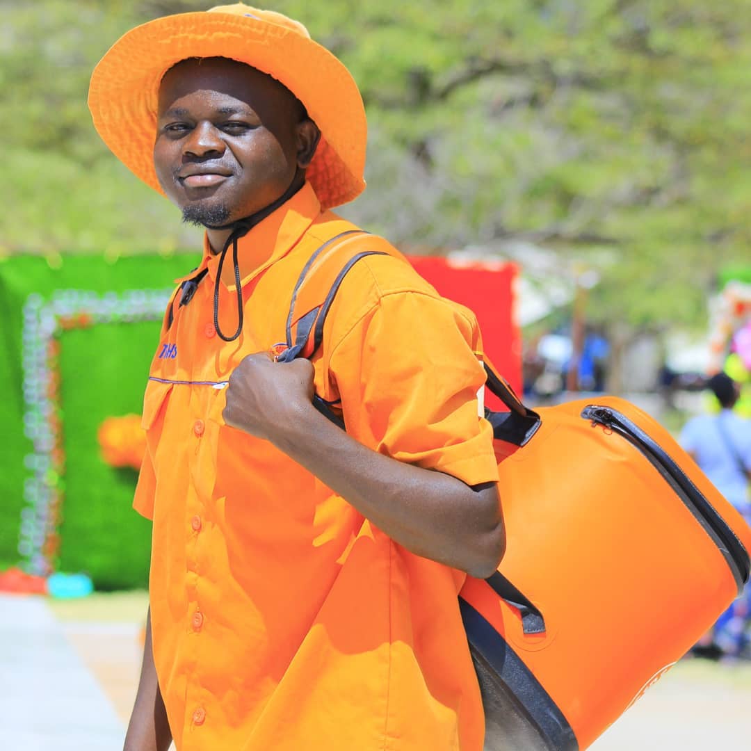 MkulimaKante's tweet photo. SIKU NZURI KAZINI😇
Kwenye kila shughuli mtu yeyote huwa ana siku moja nzuri ambayo huikumbuka na kuiona ni ya kipekee.

Ndivyo ilivyokuwa kwangu siku moja nikiwa nimekwisha pakia mzigo wangu wa ice cream 90 ofisi kuu Kisasa,Dodoma nikasali na kuweka begi mgongoni tayari kuondoka https://t.co/yqKc8rwYn9