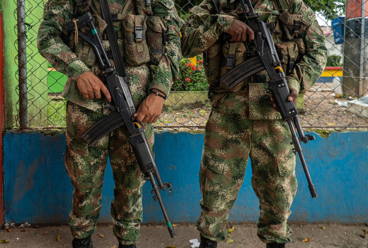 julianrios_m's tweet photo. 🚨En el sur del país hay una crisis silenciosa que puede empeorar en los próximos meses

Viaj�� al Caquetá, territorio en disputa de dos disidencias de FARC (Segunda Marquetalia y EMC), donde los pobladores completan 27 días sin poder navegar los ríos

¿Qué ocurre? Va hilo 🧵 👇🏾 https://t.co/DNTculPs0F