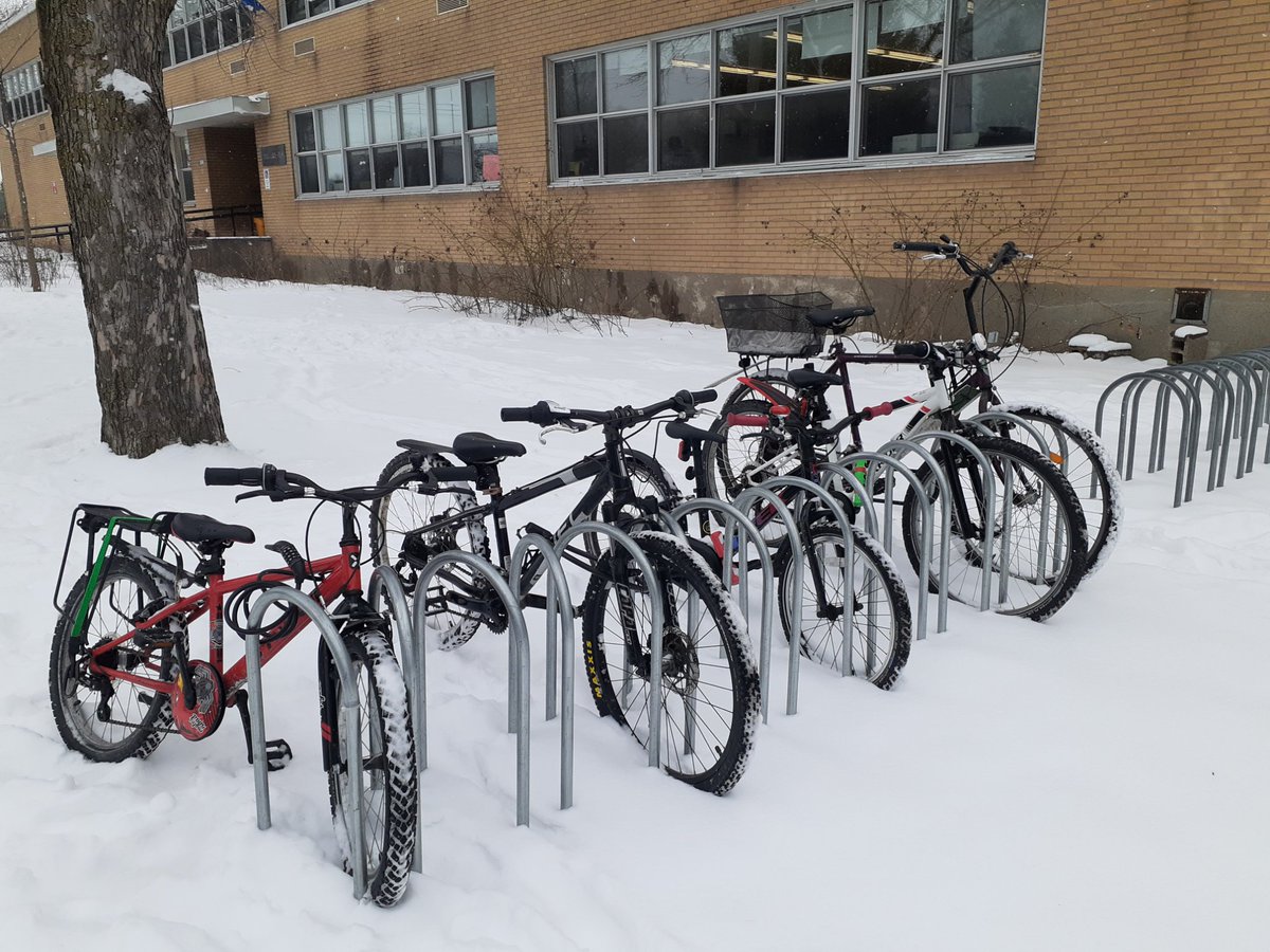 ahuncycle's tweet photo. Bravo aux écoliers de l'école Louis-Collin qui viennent à vélo un jour de neige! #velomtl #Ahuntsic #Montréal #velodhiver #Transportation #cssdm https://t.co/kW2u6RoeGw