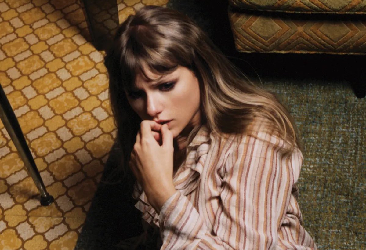 PopCrave's tweet photo. Taylor Swift charts three albums in the top 10 on the Billboard 200 this week:

#6: 1989 (Taylor’s Version)
#7: Lover
#8: Midnights https://t.co/NxGNwreGeJ