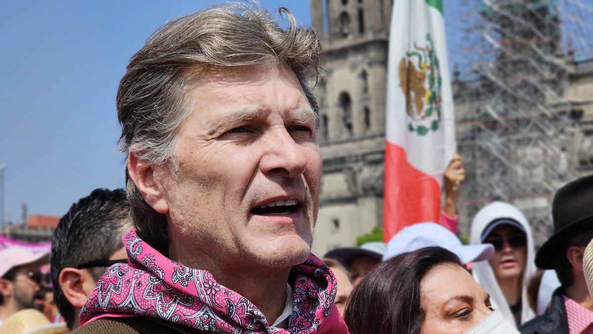 edelamadrid's tweet photo. Una vez más fuimos miles de mexicanas y mexicanos los que nos reunimos en el #Zócalo de la #CDMX y en otras ciudades para defender nuestra #democracia. ¡Un gran aplauso para todas y todos! ¡Viva México 🇲🇽!

#NuestraDemocraciaNoSeToca https://t.co/msmwCmDb8H