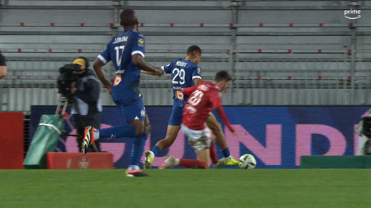 Footballogue's tweet photo. Y aurait-il dû avoir penalty pour l'OM sur cette situation selon vous ? 🤔

Lees-Melou n'a pas l'air de toucher le ballon, étonnant non ?

(@PVSportFR) https://t.co/M3rhaFRCKr
