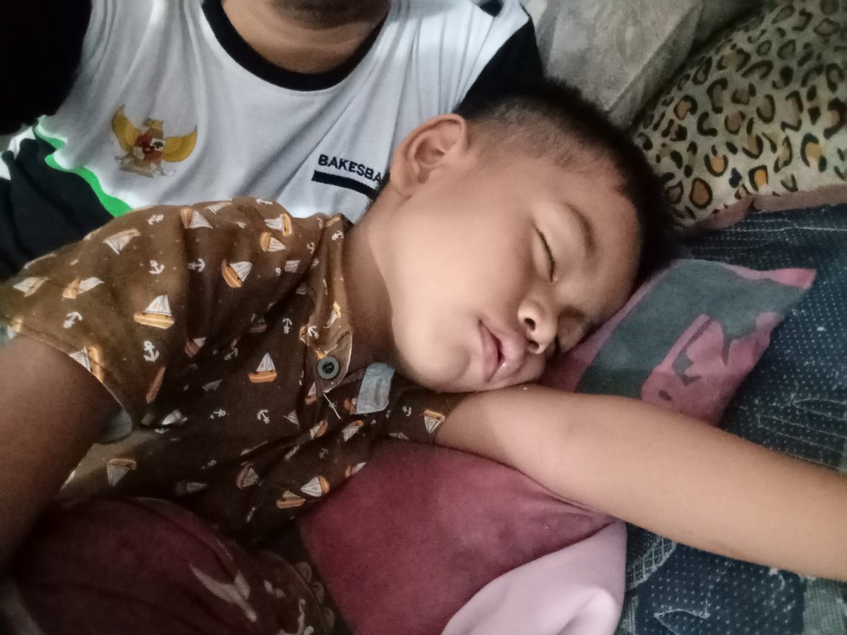 Ini adalah putra sulung ku, 
Dia yang kelak akan meneruskan perjuangan ku kelak
Dia di usia 5 tahun sudah memiliki 2 adik. 
Cita citanya pengen jadi Polisi
Semoga cita-cita mu terkabul nak.