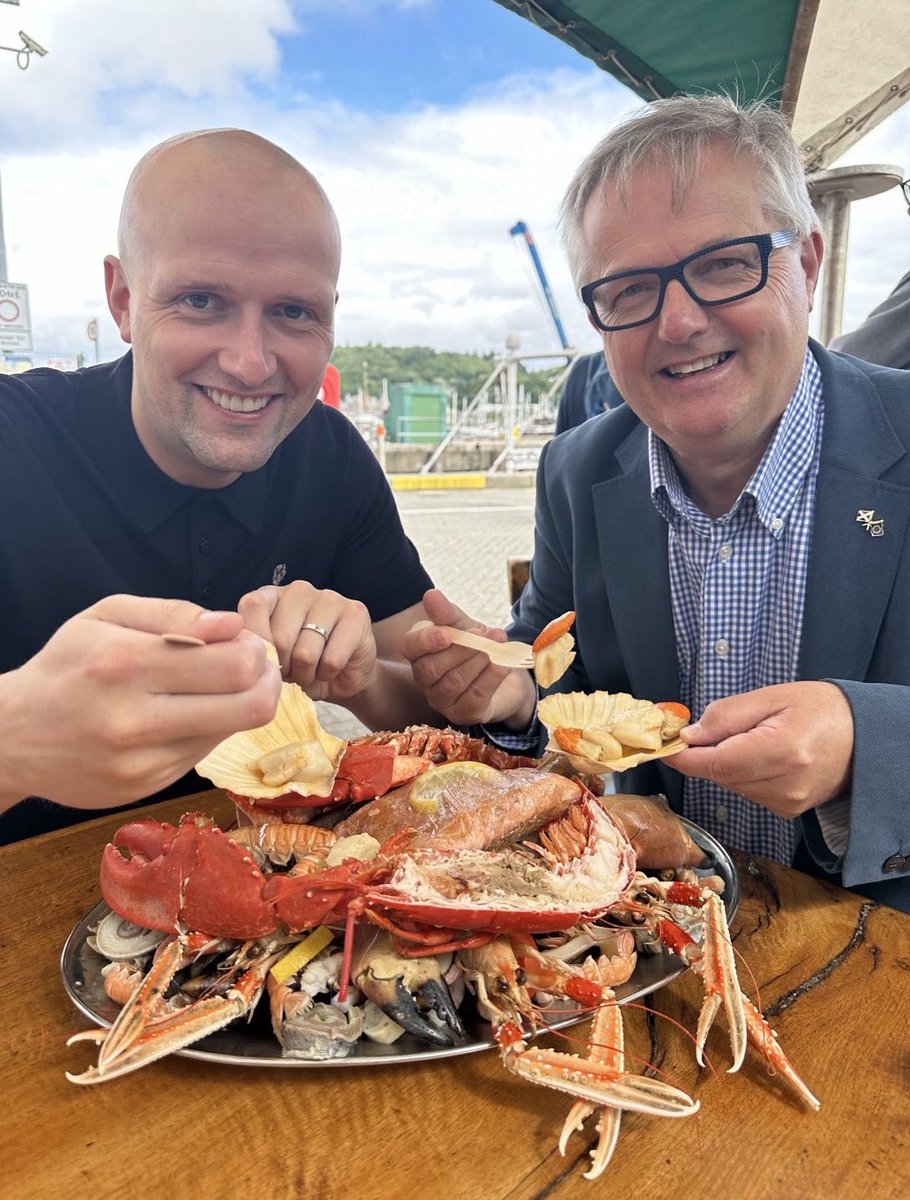 macnahgalla's tweet photo. Food served at the Queen Elizabeth University Hospital Glasgow and food served to @theSNP MPs. https://t.co/NM8p5OkVFk