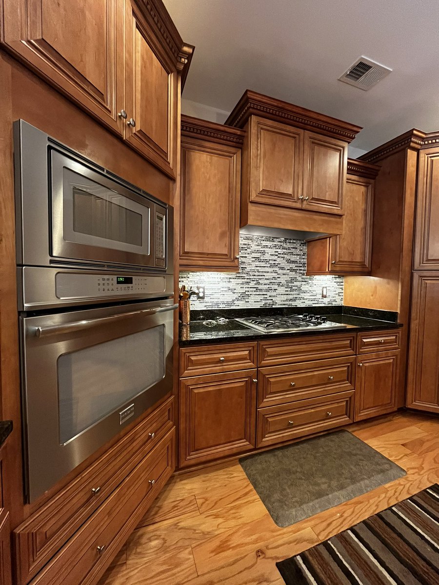 This kitchen! 🥰 #forsale #murrellsinlet #screalestate #realtor #buyersagent #listingagent #realestate #openhouse #yourhomeismybusiness