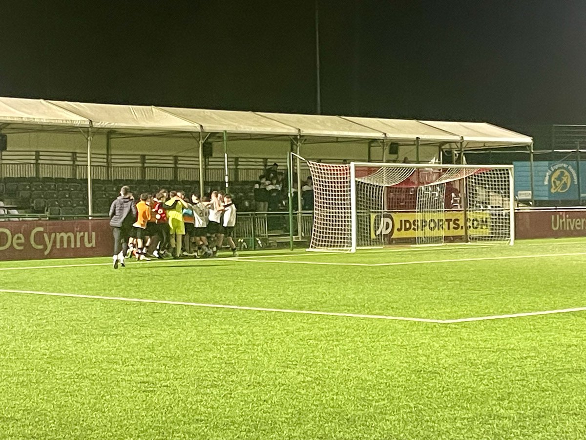PontyUnitedM's tweet photo. Great win by our @PontyUnitedA U19’s this evening in their cup quarter final against @NewportCounty U19’s.  A thrilling 2-2 draw - our boys then  stood firm and won on penalties @benmargetson8 @LockeOwain   #weareunited  #thefutureisbright
 #youngdragons 🐉⚽️🐉 https://t.co/1kH9gWrVu7