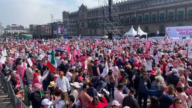 HernanGomezB's tweet photo. Creo que no dimensionan el favor que le hacen a @lopezobrador_ y a la 4T, particularmente esos blancos fifís que salen a marchar en su contra. No hay nada que haga más fuerte al obradorismo que tener del otro lado a toda esa gente aglutinada en su contra. Si fueran inteligentes lo entenderían, pero su odio es más fuerte, los ciega y nubla la razón.