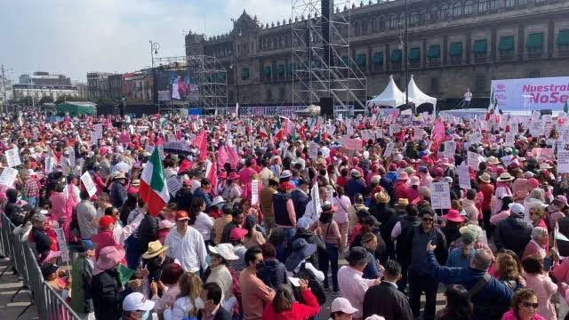 Creo que no dimensionan el favor que le hacen a @lopezobrador_ y a la 4T, particularmente esos blancos fifís que salen a marchar en su contra. No hay nada que haga más fuerte al obradorismo que tener del otro lado a toda esa gente aglutinada en su contra. Si fueran inteligentes…