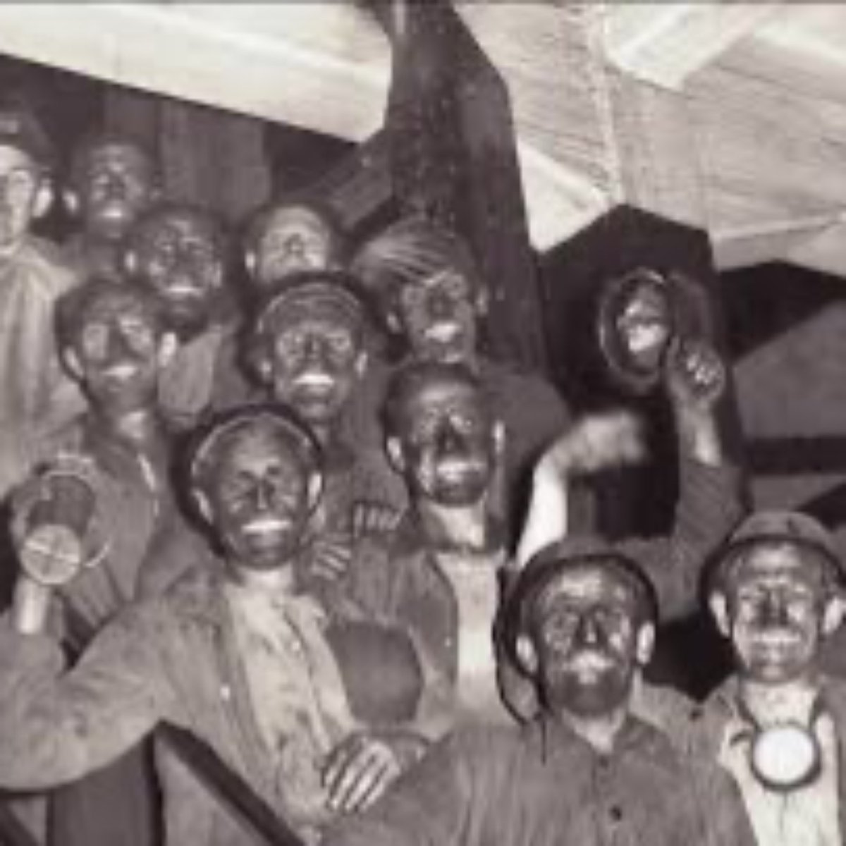RadioGenoa's tweet photo. Italian immigrants to Belgium in 1950s worked 12 hours a day in mines. Today African illegal immigrants in Italy live in free hotels with pocket money and new smartphones without working even a second. https://t.co/QQwgsvIavY
