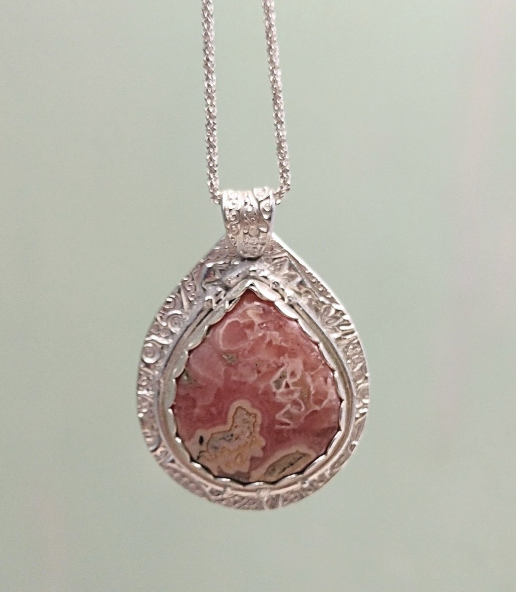 EarthgemsJewel1's tweet photo. Today's letter in the alphabet challenge is R, so I'm going with Rhodochrosite! Such amazing patterns made by mother earth! Oh and a pure silver setting made by me 😉
Find it here. https://t.co/nQPiDFE9PP
#MHHSBD #alphbetchallenge
#CraftBizParty #shopindie https://t.co/k2OkalpVOe