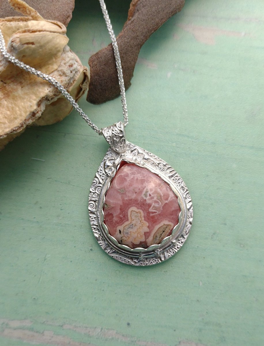EarthgemsJewel1's tweet photo. Today's letter in the alphabet challenge is R, so I'm going with Rhodochrosite! Such amazing patterns made by mother earth! Oh and a pure silver setting made by me 😉
Find it here. https://t.co/nQPiDFE9PP
#MHHSBD #alphbetchallenge
#CraftBizParty #shopindie https://t.co/k2OkalpVOe