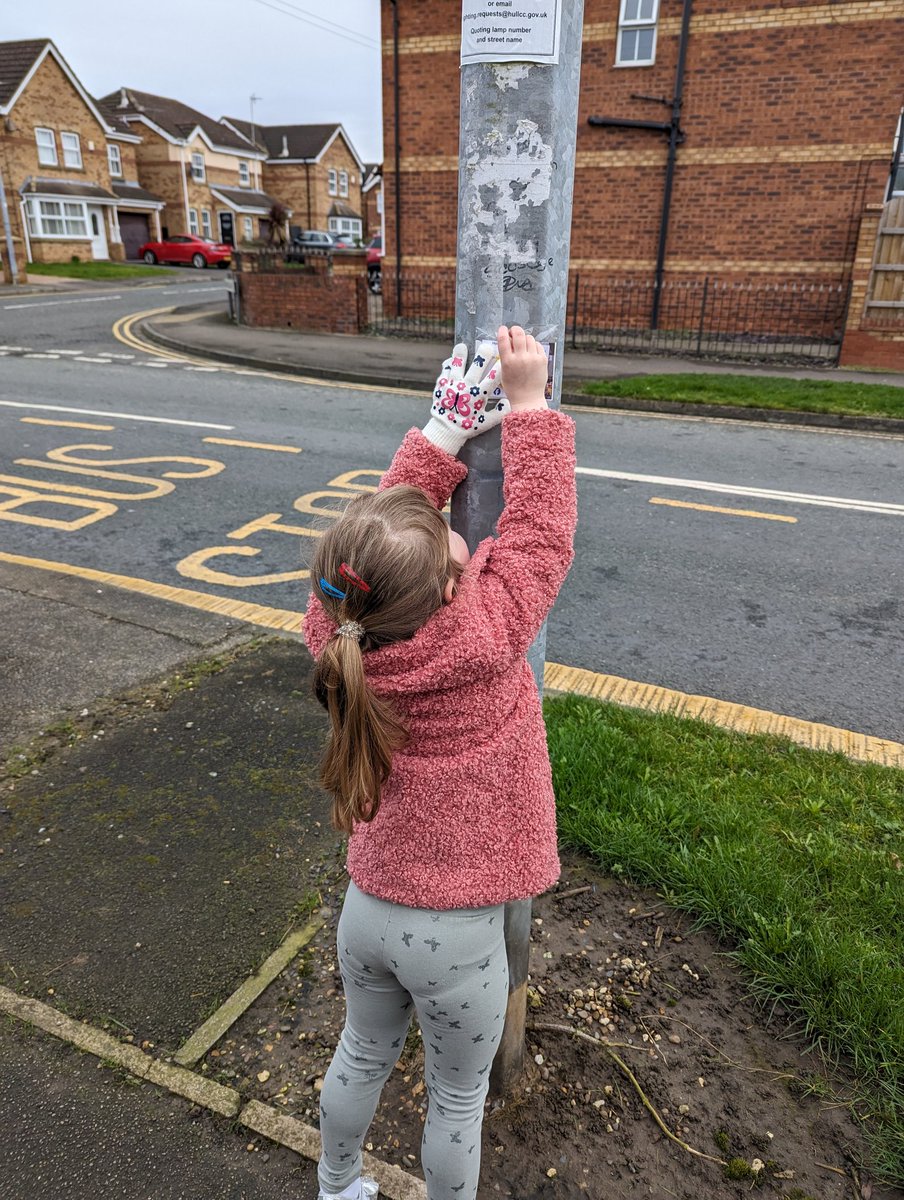 Ashaleee26's tweet photo. So even after a knee injury at the beginning of Feb, I'm still on track for the #300kmeastereggchallenge 
Yesterday's outdoor run was coupled with hiding pocket hugs on Kingswood ☺️ #RandomActofKindnessDay with my little helper ❤️
https://t.co/ZJQ1OdTGCJ
@atlaslh https://t.co/OHYyJKuwC5