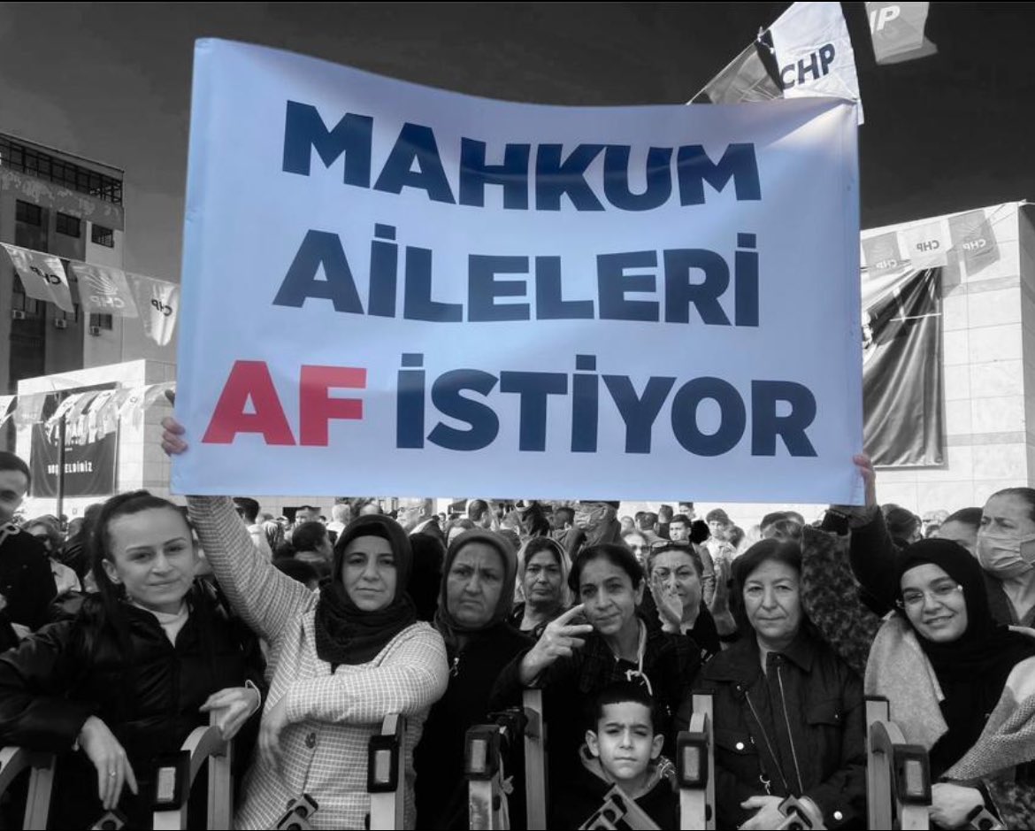 Gemisini kurtarana kadar 
Dümen tutanlar 
Rotasını kaybeder..

Kalbini bozma!
Niyetini bozma!
Haddini aşma!
Herkes işine gücüne baksın ✌🏻

Bir halt olmadığı, ortada olanlara 
Hatırlatalım; 
Elli tane dümen yaptılar
Kazdıkları kuyuya kendileri düştüler ✊🏻👊🏻

Meclisten AFBekliyoruz