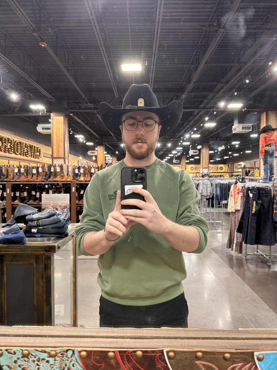 bearOBS's tweet image. My time in Orlando has come to a close. 

Haven’t posted here much since I left esports but I graduated college two weeks ago. Starting my first job at a professional soccer club soon working in production. I know esports has been rough for most lately but I hope you’re all well.
