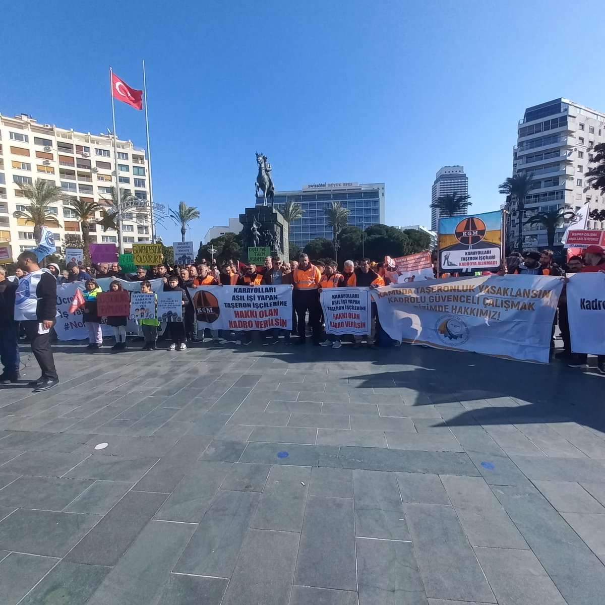 Kamuda Çalışan Karayolları Taşeron İşçileri ve
Tüm Taşeronlar Olarak
Emekçinin Güvencesi Olan Kadrolarının  Verilmesi İçin; İzmir
Cumhuriyet Meydanındayız
Meclis Kapanmadan Kadro Verilmelidir
