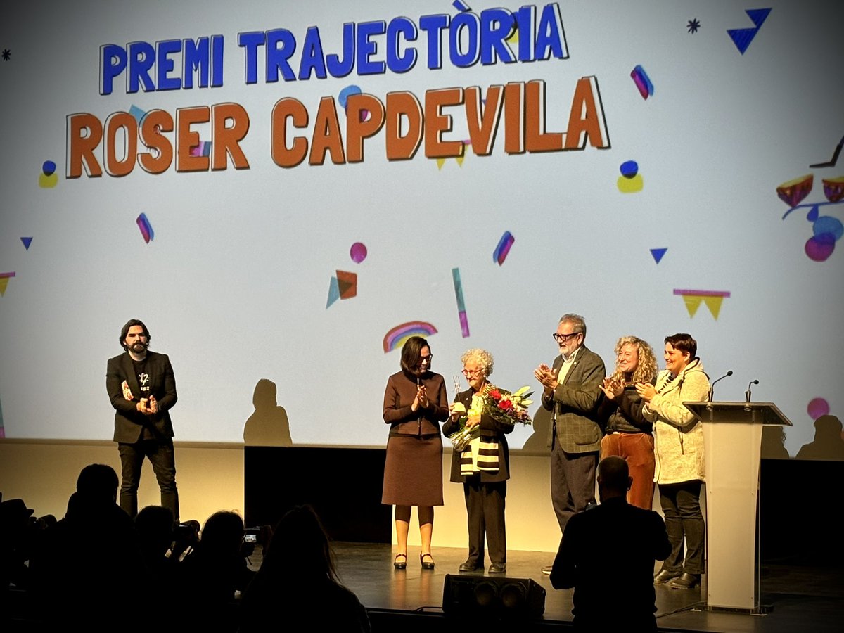 catomaro's tweet photo. “Jo no moriré mai, perquè sempre m’hi trobareu a dins els meus dibuixos.”
Avui l’estimada, Roser Capdevila, autora de “Les tres bessones” ha recollit el merecudíssim premi a la Trajectòria a l’ @Animac_Lleida
Enhorabona! 👏👏👏👏
#animac2024 #animació #rosercapdevila https://t.co/Hner9sZEgj