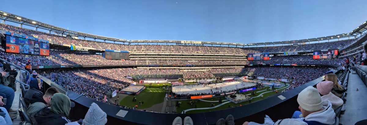 Perfect outdoor hockey weather #stadiumseries #battleofny #igt