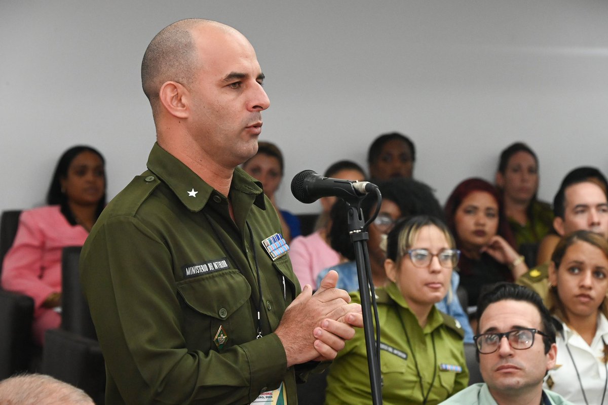 Ayer compartimos con los muchachos de la <a href="/UJCdeCuba/">UJC de Cuba</a> el cierre del VI Pleno de su Comité Nacional. Fue un debate profundo y comprometido sobre la defensa de la Patria, alto honor de todos los revolucionarios y un principio que no descuidaremos jamás.

presidencia.gob.cu/es/noticias/la…
