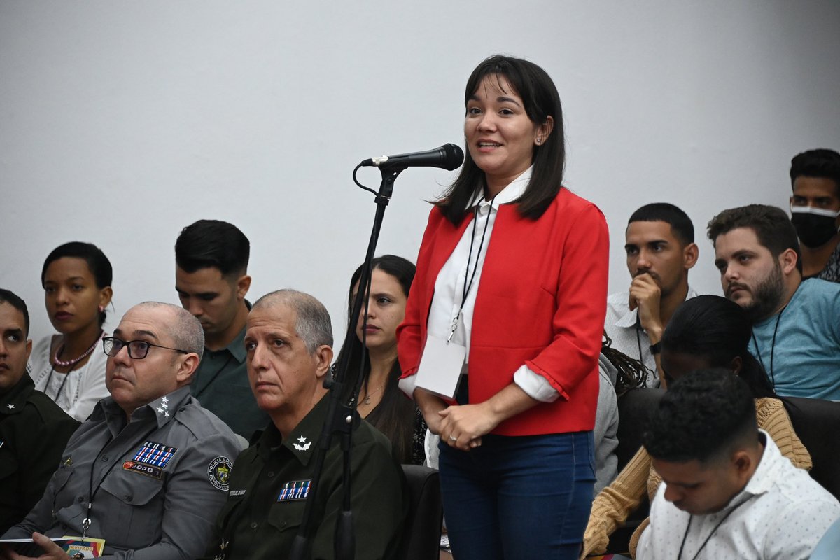 DiazCanelB's tweet photo. Ayer compartimos con los muchachos de la @UJCdeCuba el cierre del VI Pleno de su Comité Nacional. Fue un debate profundo y comprometido sobre la defensa de la Patria, alto honor de todos los revolucionarios y un principio que no descuidaremos jamás.

https://t.co/hYdnmVaAxj https://t.co/3mmaYJmUEI