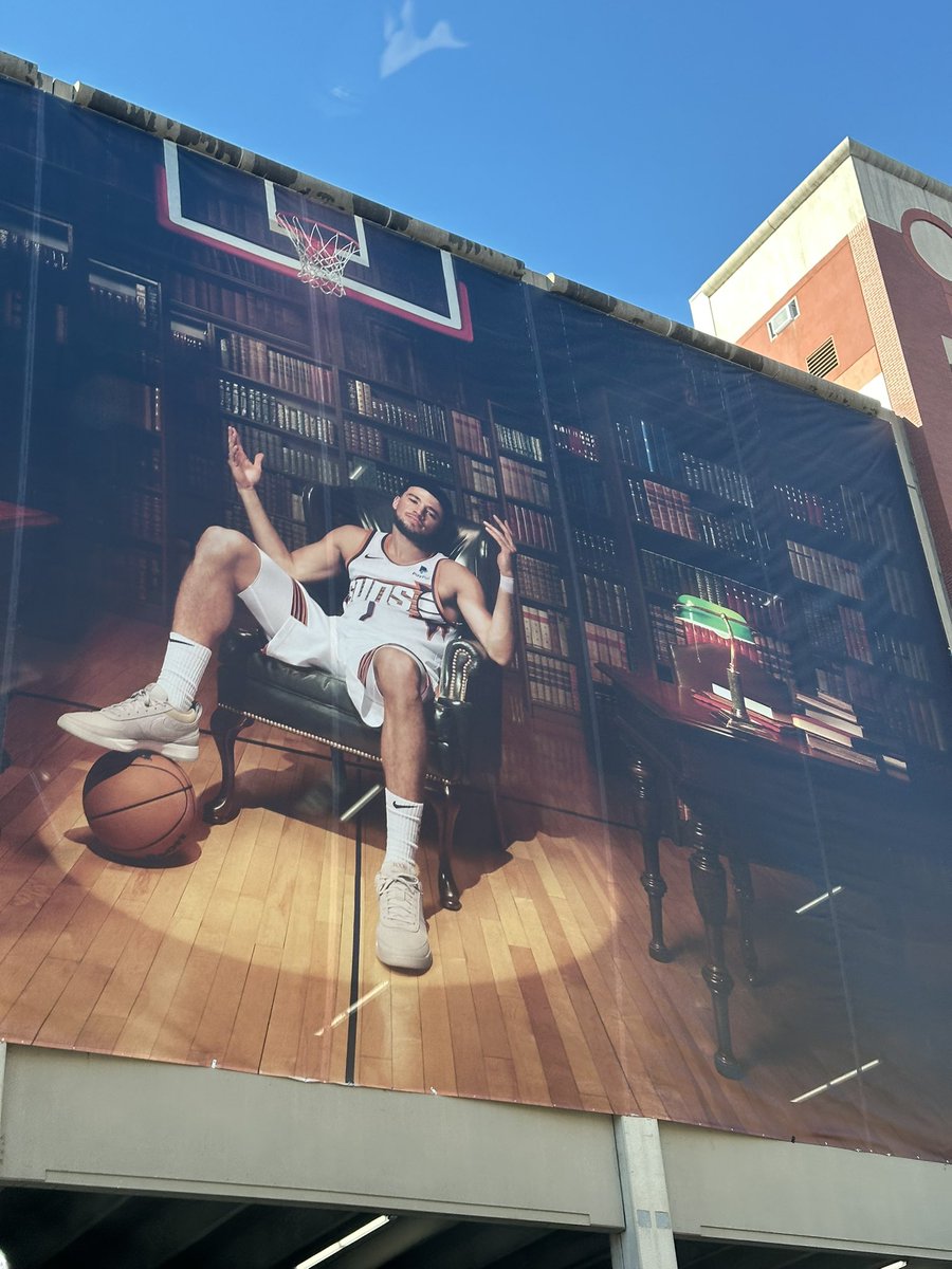 fratto_johnny's tweet photo. Downtown Indy #NBA #NBAAllStar2024 #NBAAllStarWeekend #Indy #Naptown #PopupFLX #kobe8protro #Nike #Starry #Book1 https://t.co/3z7BvDyqCO