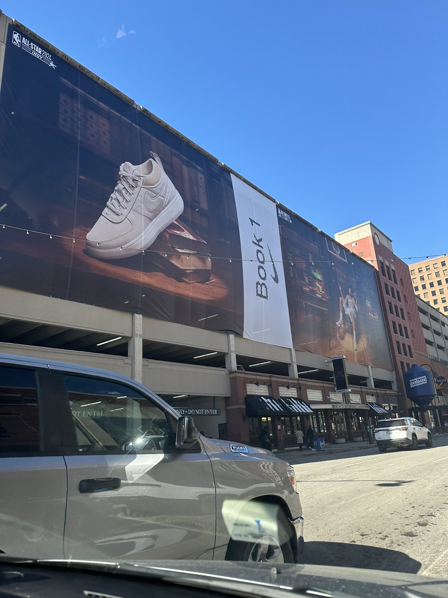 fratto_johnny's tweet photo. Downtown Indy #NBA #NBAAllStar2024 #NBAAllStarWeekend #Indy #Naptown #PopupFLX #kobe8protro #Nike #Starry #Book1 https://t.co/3z7BvDyqCO