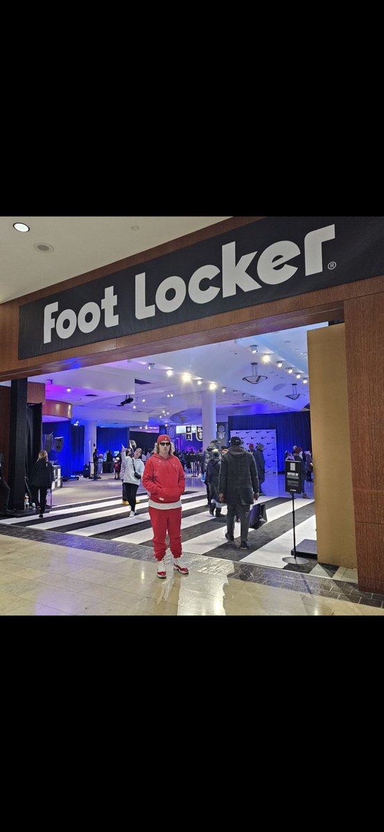 fratto_johnny's tweet photo. Downtown Indy #NBA #NBAAllStar2024 #NBAAllStarWeekend #Indy #Naptown #PopupFLX #kobe8protro #Nike #Starry #Book1 https://t.co/3z7BvDyqCO