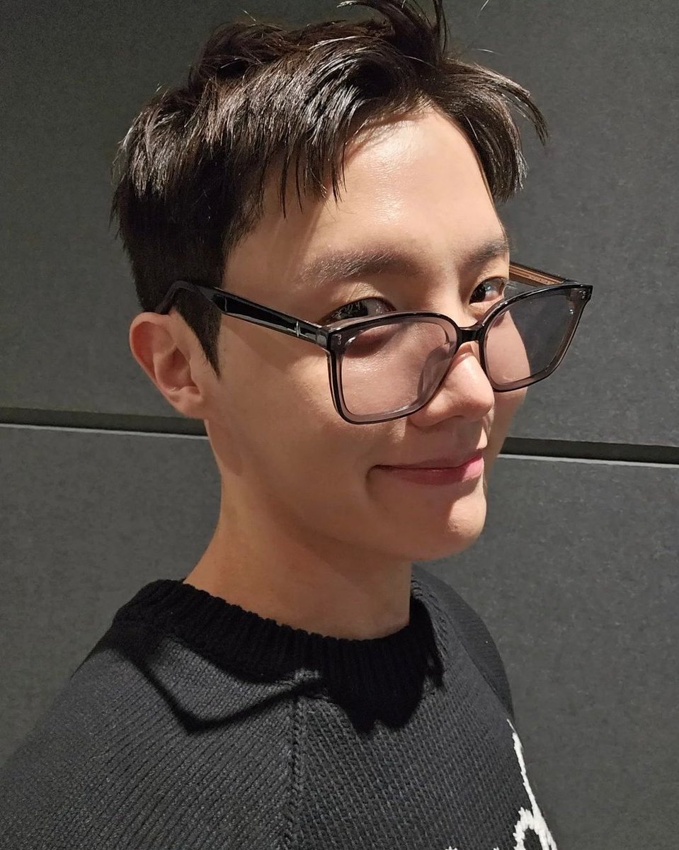 BetyJthan's tweet photo. Feliz cumpleaños a nuestro #solecito hermoso 🥰💜 el de la sonrisa encantadora🎉 #Vivaelcumpleañero 🎂🎂💫🥰💜💜💜🇲🇽
#HAPPYBIRTHDAYJHOPE 
#JHOPE 
#BTSJHOPE https://t.co/NP4HBLHWLx