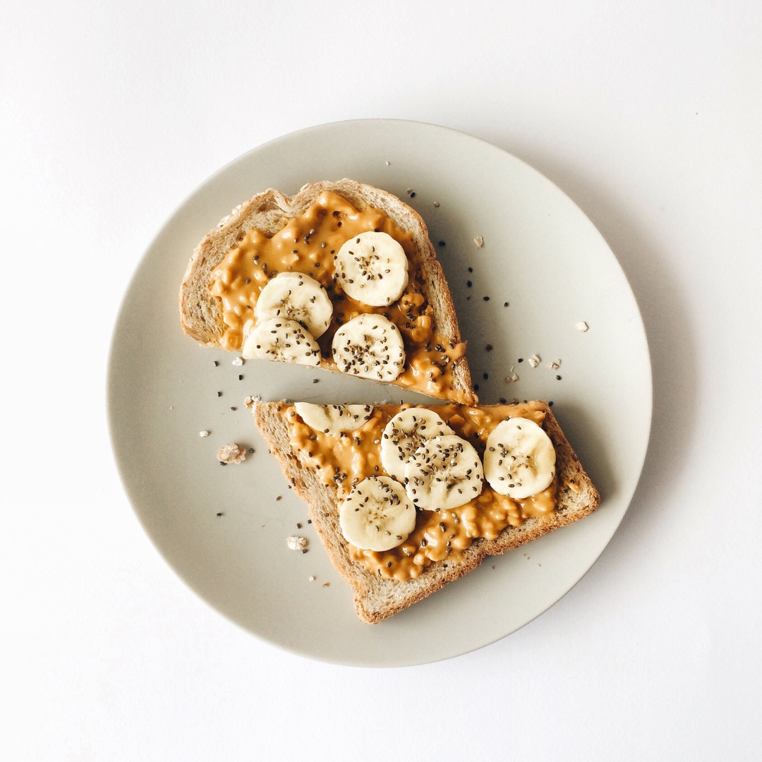 ThePeanutInst's tweet photo. Peanut butter is a great healthy fat source and bananas are a complex carb. Top the two ingredients together on some bread, and you have a nourishing breakfast, lunch, or snack!
#PeanutButter #Peanuts #PB #PeanutButterBanana #PBBanana #ComplexCarbs #HealthyFats #HealthySnacks https://t.co/TM9j3MTtjF