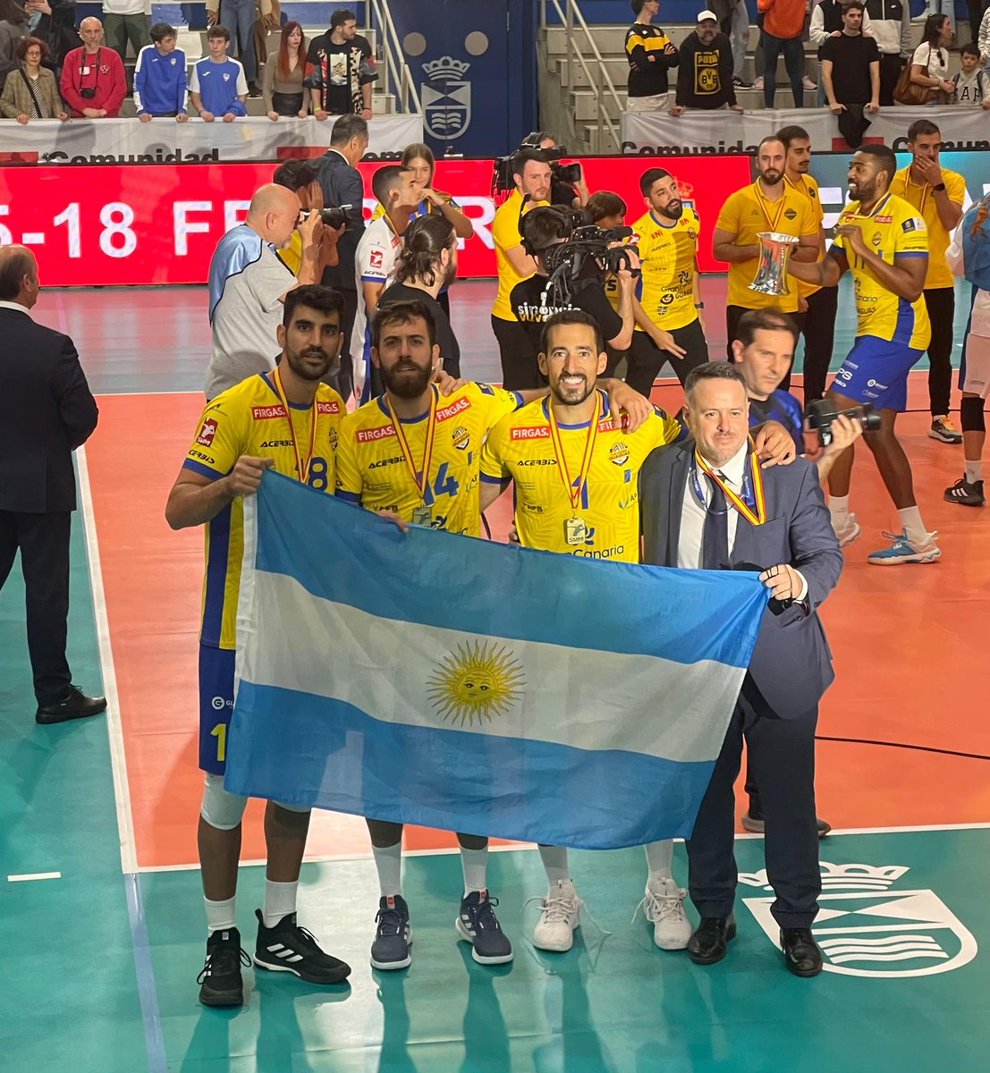 somosvoley_web's tweet photo. Copa del Rey: el Guaguas de @ramosmartin18, @Finoli10 y @Nicobruno10 se consagró campeón ante el Almería 🇦🇷🏆 https://t.co/TwbApx9KEq