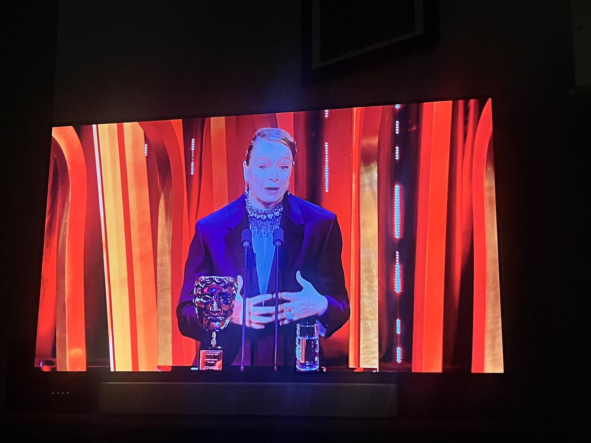 HBurness's tweet image. 😭😭😭😭😭 Samantha Morton dedicating her Fellowship award to every child in care 😭😭😭😭. What a beautiful spirit. #BAFTAs