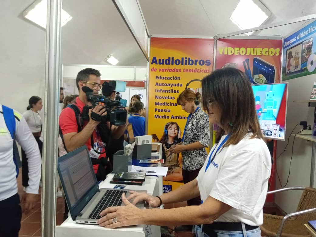 libreriavcuba's tweet photo. #EdicionesCitmatel en la #FILH2024 || Hoy nos visitan especialistas de la prensa, lectores y amantes de las letras.
‼️Nos vemos en el stand A6C‼️
@cubano_libro @CamaraCubaLibro 
#LeerEsCrecer https://t.co/j5gOFrdxFN