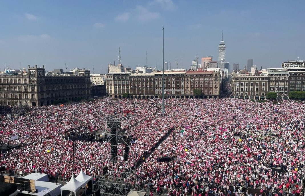 MaxKaiser75's tweet photo. Olviden cualquier otra noticia! No pelen otros temas! Hoy sólo pasó esto! 

Las mexicanas y mexicanos llenamos las plazas de todo México en la #MarchaPorLaDemocracia

Llenen las redes de sus fotos y videos de hoy! Que vean cuántos somos y la energía que traemos! SOMOS MÁS 👊🏻 https://t.co/knl6yqlVVZ