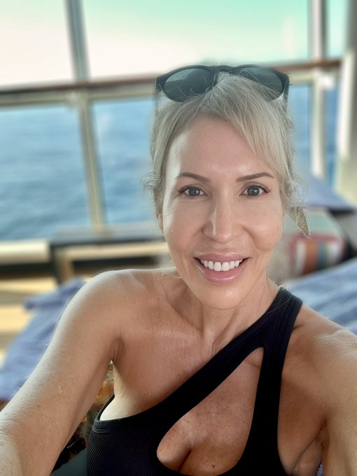 Happy Sunday! Having a relaxing day and I&rsquo;d love to hear from you in my DMs! XOXO 💋  https://t.co/8Ng4kPg3MJ #HappySunday<a href="/tag/sundayfunday"class="tags"><span>#sundayfunday</span></a><a href="/tag/sunday"class="tags"><span>#sunday</span></a><a href="/tag/happysunday"class="tags"><span>#happysunday</span></a><a href="/tag/sundayvibes"class="tags"><span>#sundayvibes</span></a>