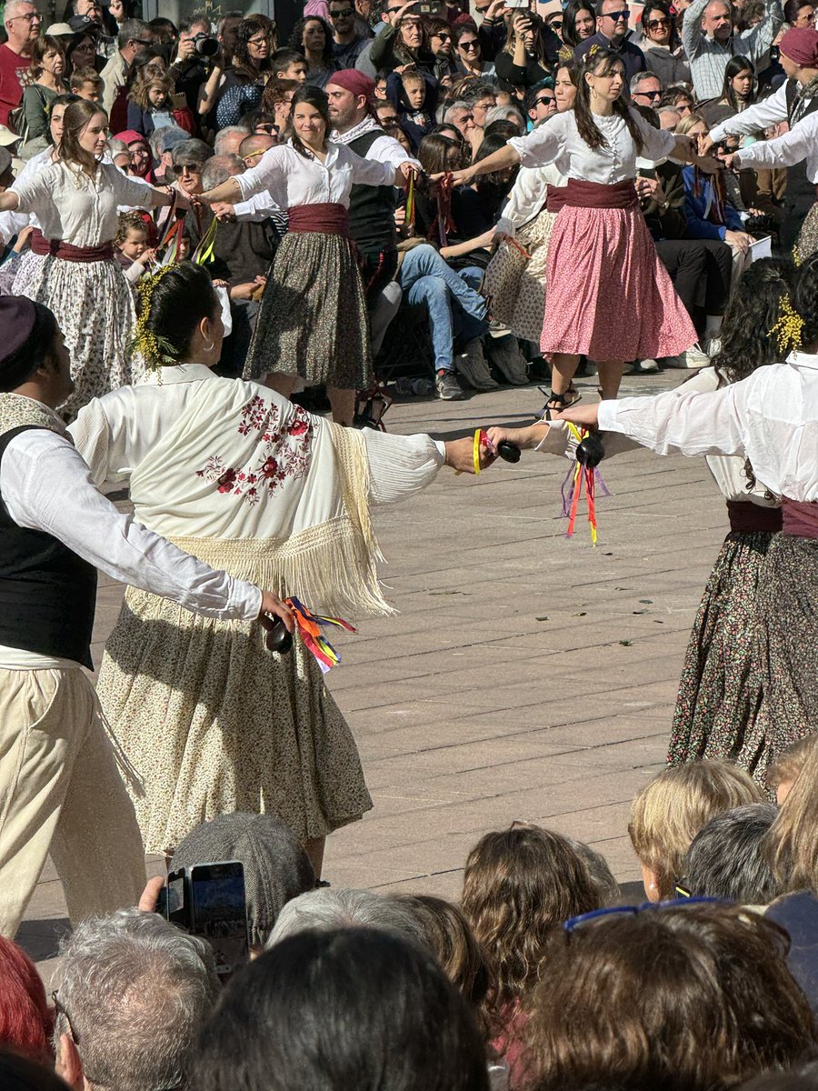 Meritxell Budó🎗 (@meritxellbudo) on Twitter photo Avui amb una plaça plena de gom a gom hem gaudit del Ball de Gitanes a #lagarriga
L’enhorabona <a href="/GitanesLG/">Ball de Gitanes de la Garriga</a>
<a href="/gegantsgarriga/">Gegants La Garriga</a> #culturapopular #200anys Avui amb una plaça plena de gom a gom hem gaudit del Ball de Gitanes a #lagarriga
L’enhorabona <a href="/GitanesLG/">Ball de Gitanes de la Garriga</a>
<a href="/gegantsgarriga/">Gegants La Garriga</a> #culturapopular #200anys