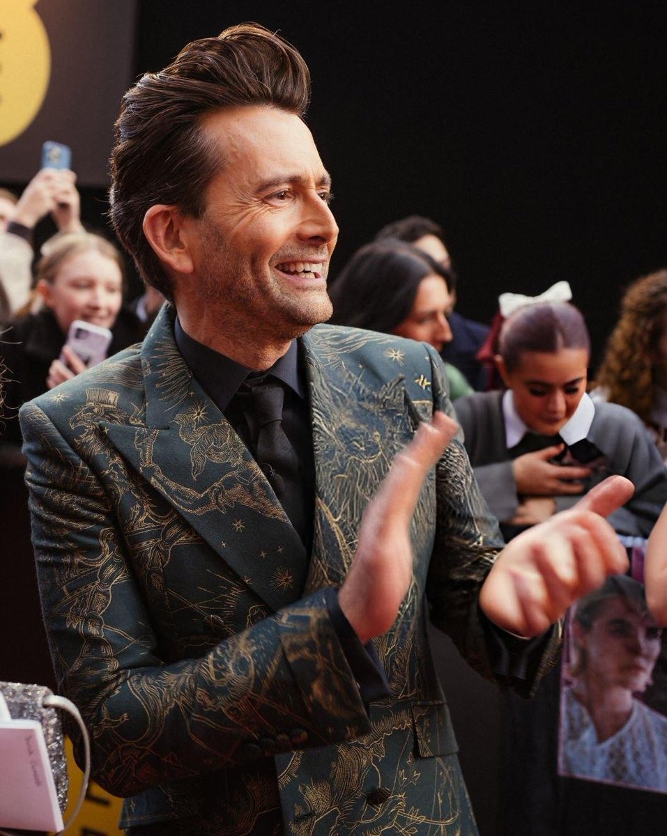 darkwillowz's tweet photo. David Tennant's hair Defying Mavity #EEBAFTAs https://t.co/udG0LaeybF