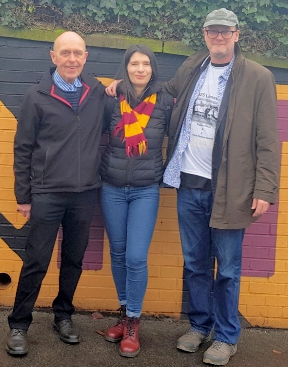Friendship Through Football - Malcolm May 85 yrs young (Son of Mary Borthwick) + @BreweryHeys + Self at Valley Parade - #DickKerrLadies + Hey's Ladies uniting us 100 years later 💚 @Dave_Lifelines @lecturesbfd @justaballgame @footballandwar @TheRecordCafe @EmmaC_TandA