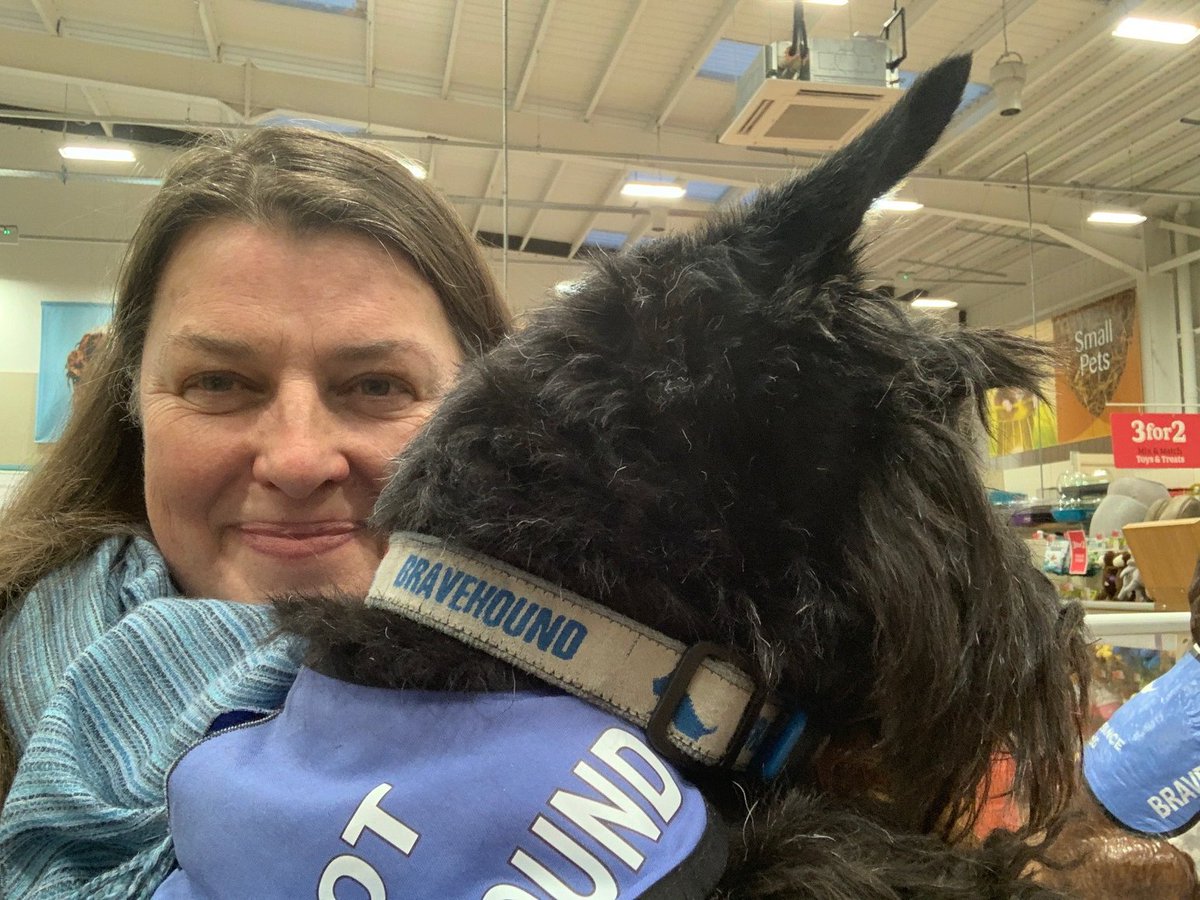 Thank you, the fantastic team at @PetsatHome Dunfermline, yet again welcoming @bravehounds With a Pets at Home VIP card, you can choose which charity you would like to support with Lifelines, and BRAVEHOUND would be so grateful if you choose to support our work. @petsfdtnuk