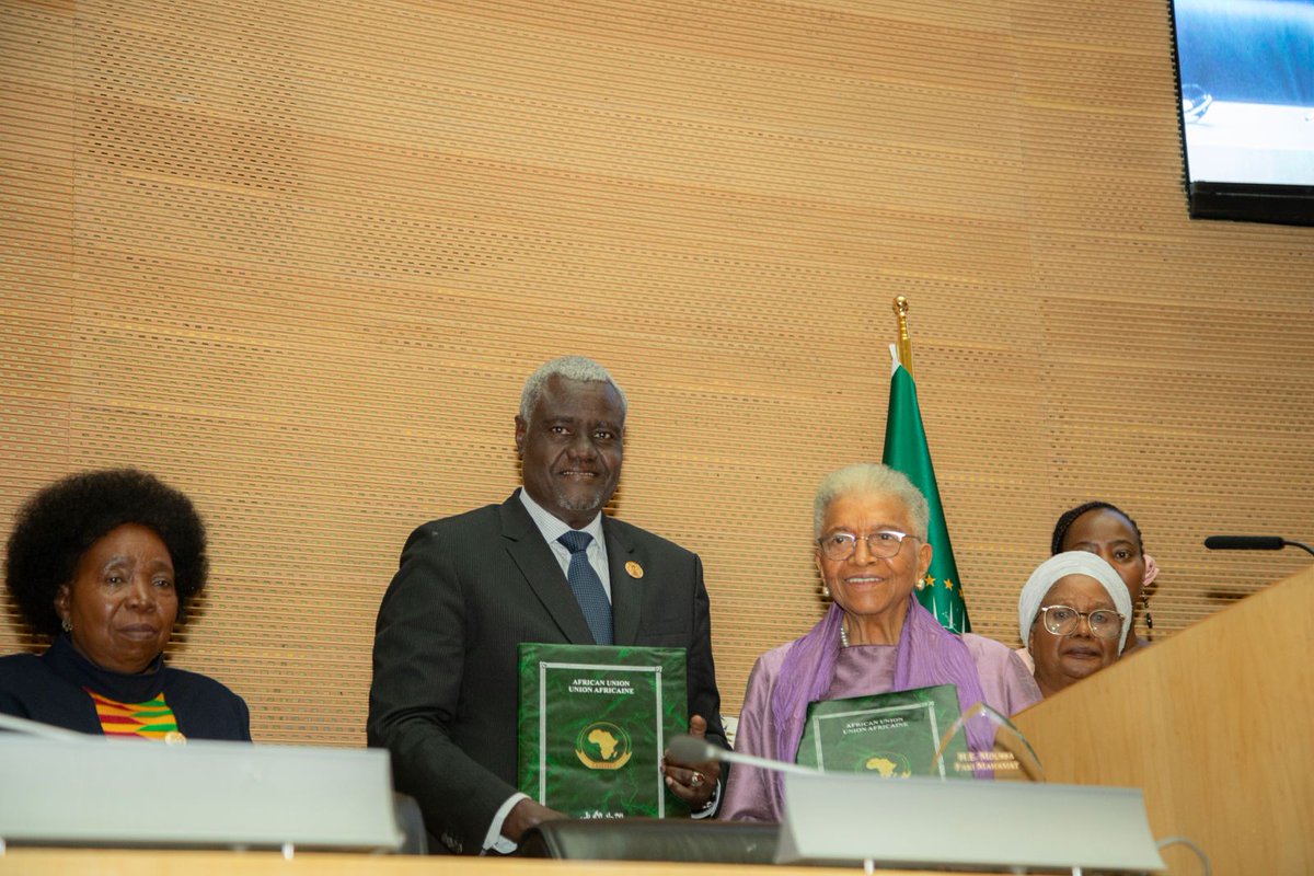 BinetaDOfficial's tweet photo. 🌟 A momentous occasion as @AWLNetwork elders welcome HE @AUC_MoussaFaki to the Circle of Champions on #EVAWG! His dedication earns him a well-deserved award, marking a new chapter in our commitment to end #VAWG in 🌍. @MaEllenSirleaf @DlaminiZuma @sambapanza @DrJoyceBanda https://t.co/ePmsRCxbVw
