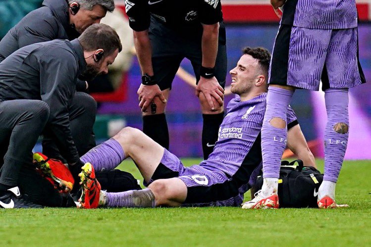 AnfieldSector's tweet photo. [🚨] 𝘽𝙍𝙀𝘼𝙆𝙄𝙉𝙂: Diogo Jota has 𝘼𝙑𝙊𝙄𝘿𝙀𝘿 a serious knee injury, he'll be out for around 2 months and his Euro 2024 place is not at risk. 

[@Record_Portugal] https://t.co/MXq3MAK2mV