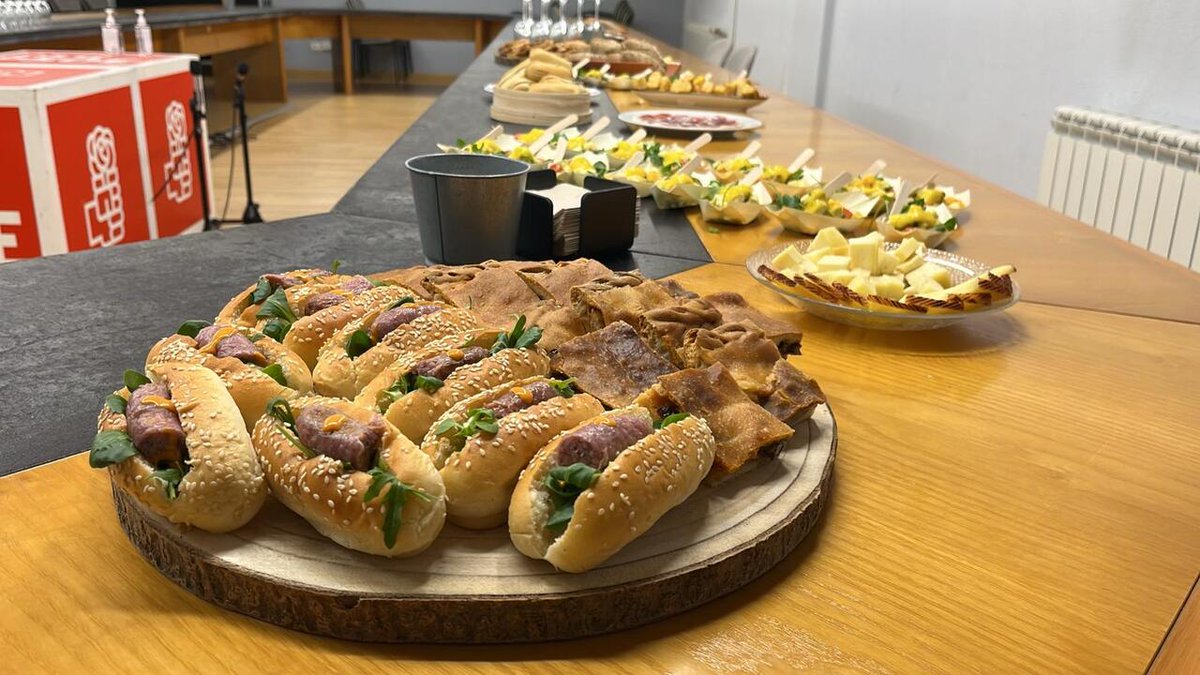 CopeGalicia's tweet image. 🍽 La noche de #EleccionesGallegas es larga... y el hambre aprieta. En la mayoría de sedes electorales, ofrecen #pinchos para periodistas, militantes y simpatizantes. Los repasamos en este hilo @cope 👇🧵