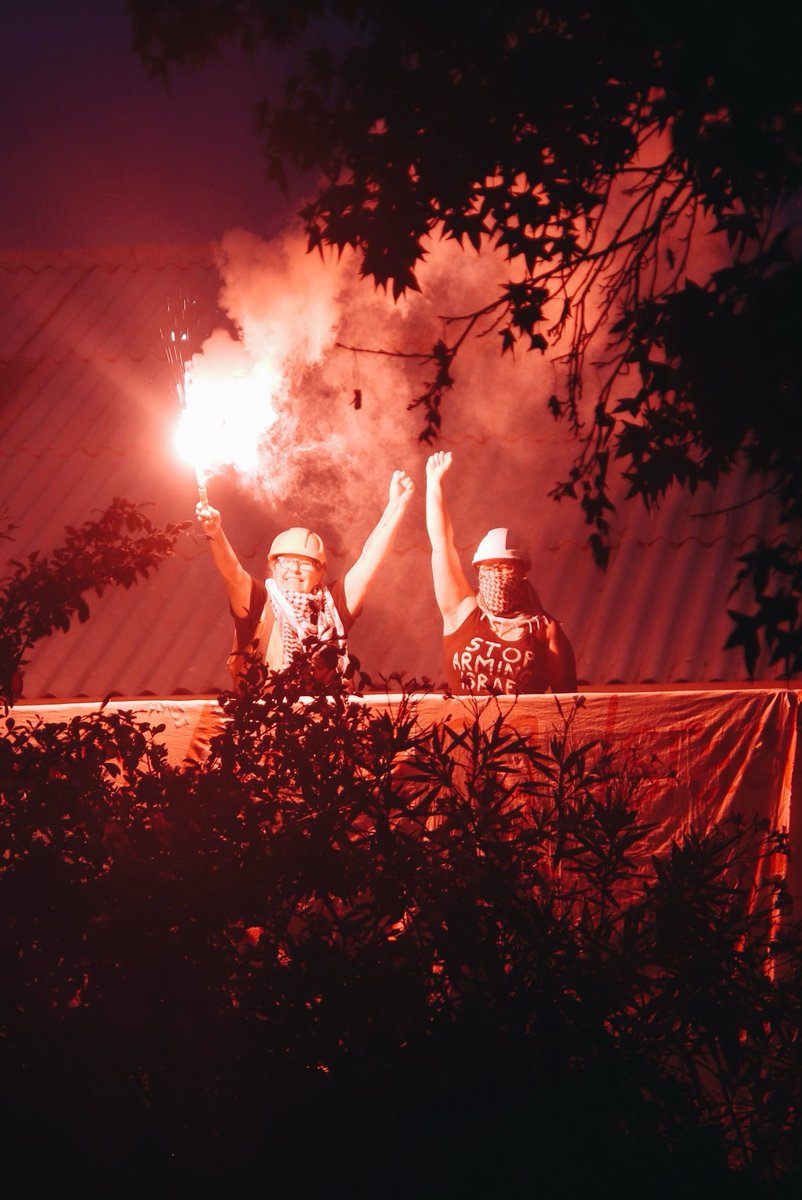 akaWACA's tweet image. Over 2 hours so far on the roof of Rosebank Engineering. We understand that the F-35 parts manufactured in this factory are critical to the operation of the F-35 Joint Strike Fighters and that without them the F-35s would be unable to release bomb payloads. 
#StopArmingIsrael