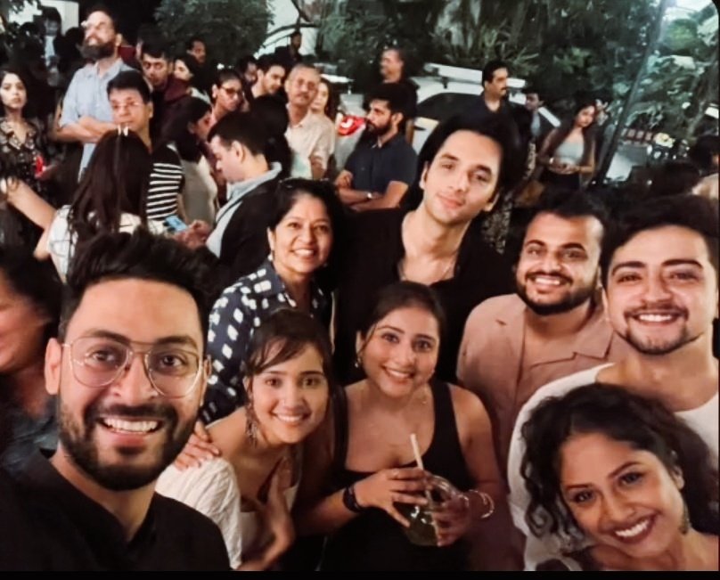 AnishaS_tweets's tweet photo. Best Team indeed. 😭❤️
#AshiSingh | #SyedRazaAhmed | #VikramBham | #MeetOnZee https://t.co/2fuLUqvEuW
