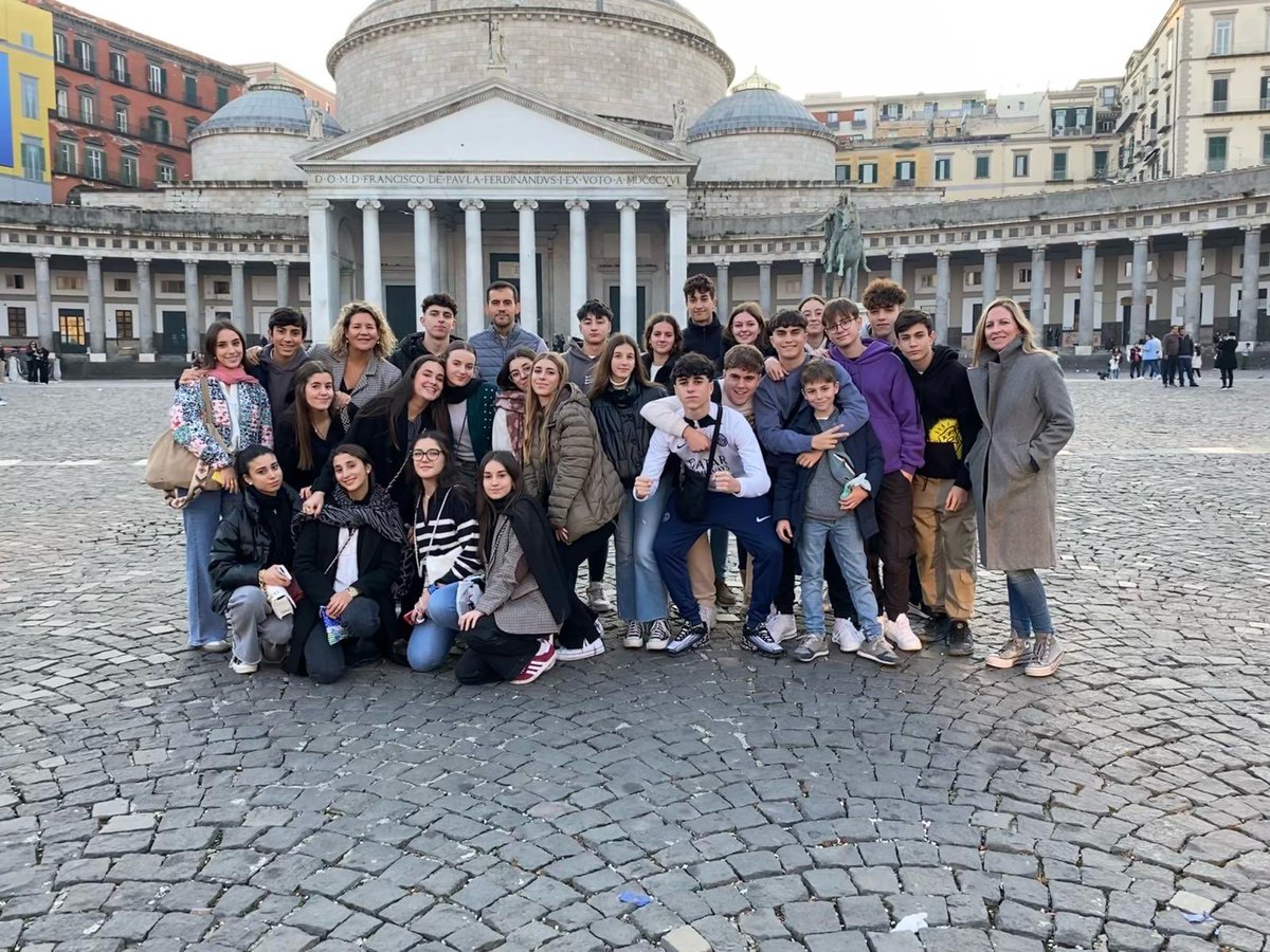 Un grupo de 25 alumnos han viajado a Nápoles para comenzar los programas de #intercambio y #Erasmus+.
En el primer día han estado visitando la ciudad.
Han contado con la compañía del Hermano Roberto, director del centro Maristas Giugliano y de Carmine, miembro de la comunidad.