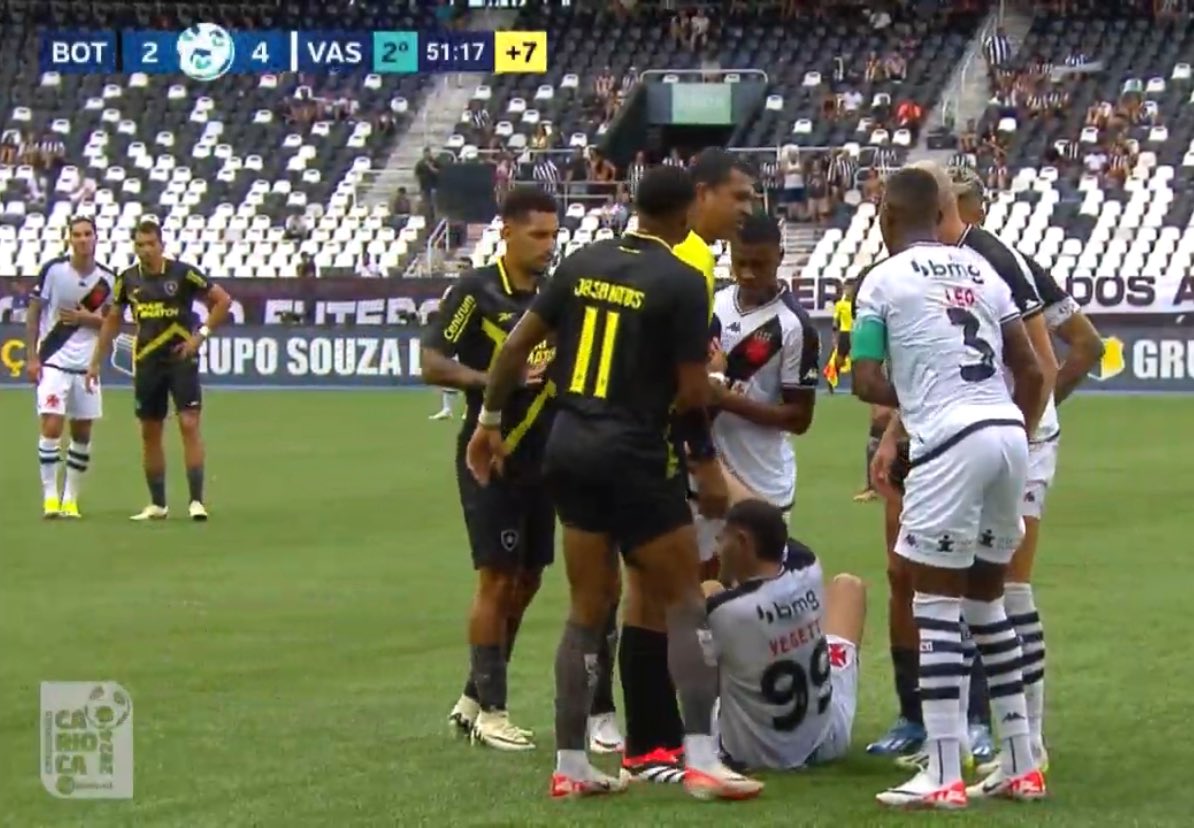 humoresportivo's tweet photo. Achei que o Carnaval já tinha acabado, mas o Vasco seguiu MACETANDO, MACETANDO, MACETANDO… https://t.co/XFLWprutew