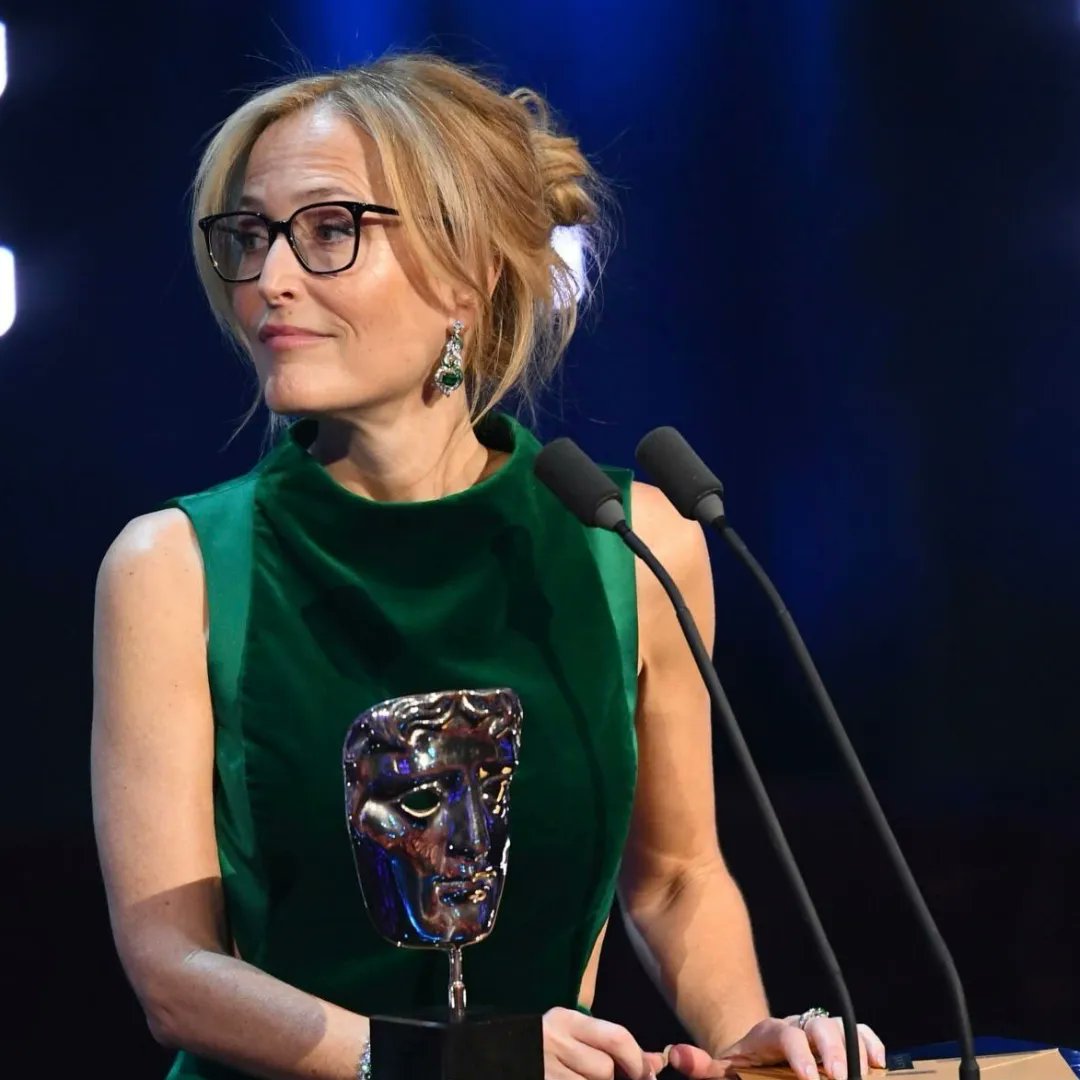 All hail the Queen 👑

#gilliananderson #baftas #beautiful #stunning #bestactress #greendress #glasses #thexfiles
