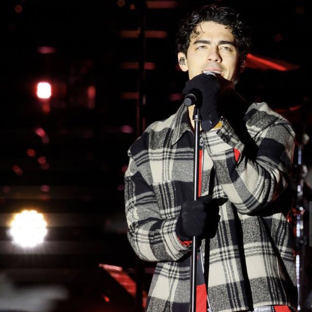 joejonas_daily's tweet photo. Joe performing at the NHL Stadium Series ⭐️ #JoeJonas #JonasBrothers https://t.co/aI06yrH0z7